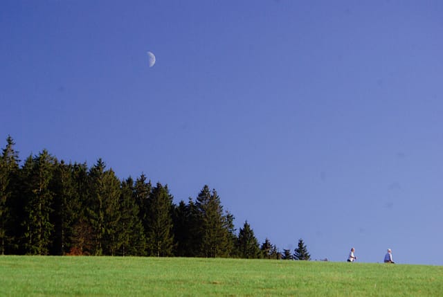 De maan boven de Eiserkaulen tussen Meschede en Eversberg.